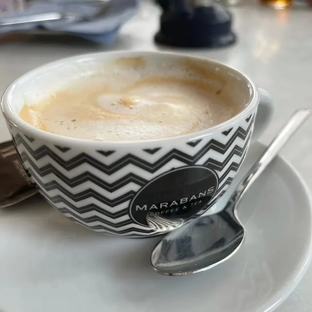 Cappuccino in der Zickzack-Tasse