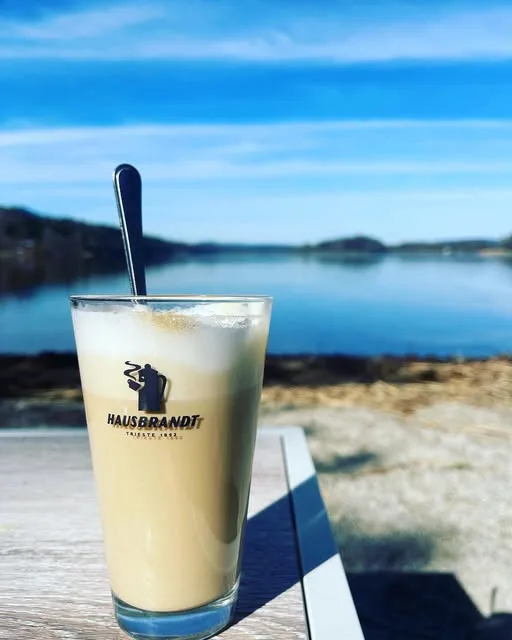 Latte am Meer, serviert im Hausbrandt-Glas