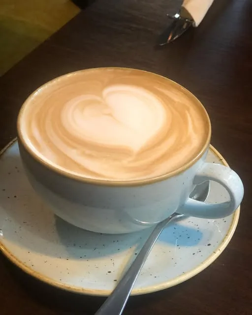 Latte Art mit Herz – im Café fotografiert