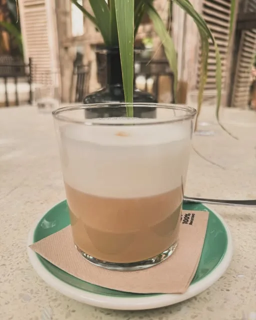 Latte Macchiato auf einer Terrasse im Süden