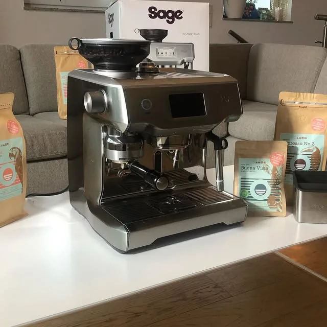 Meine Sage-Siebträgermaschine zu Hause, daneben frisch geröstete Bohnen
